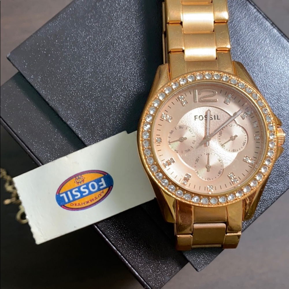 New with tags. Fossil rose gold watch